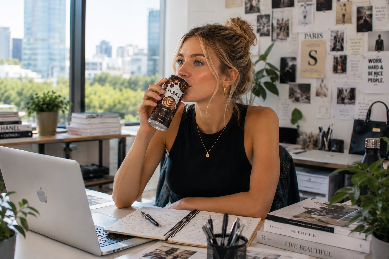 Persona tomando SOMA coffee en un espacio de trabajo